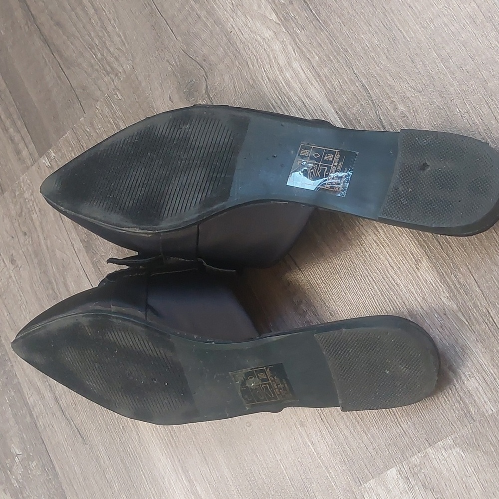 Yoki Women's Black Satin Ruffle Mules Size 8 - Picture 2 of 3